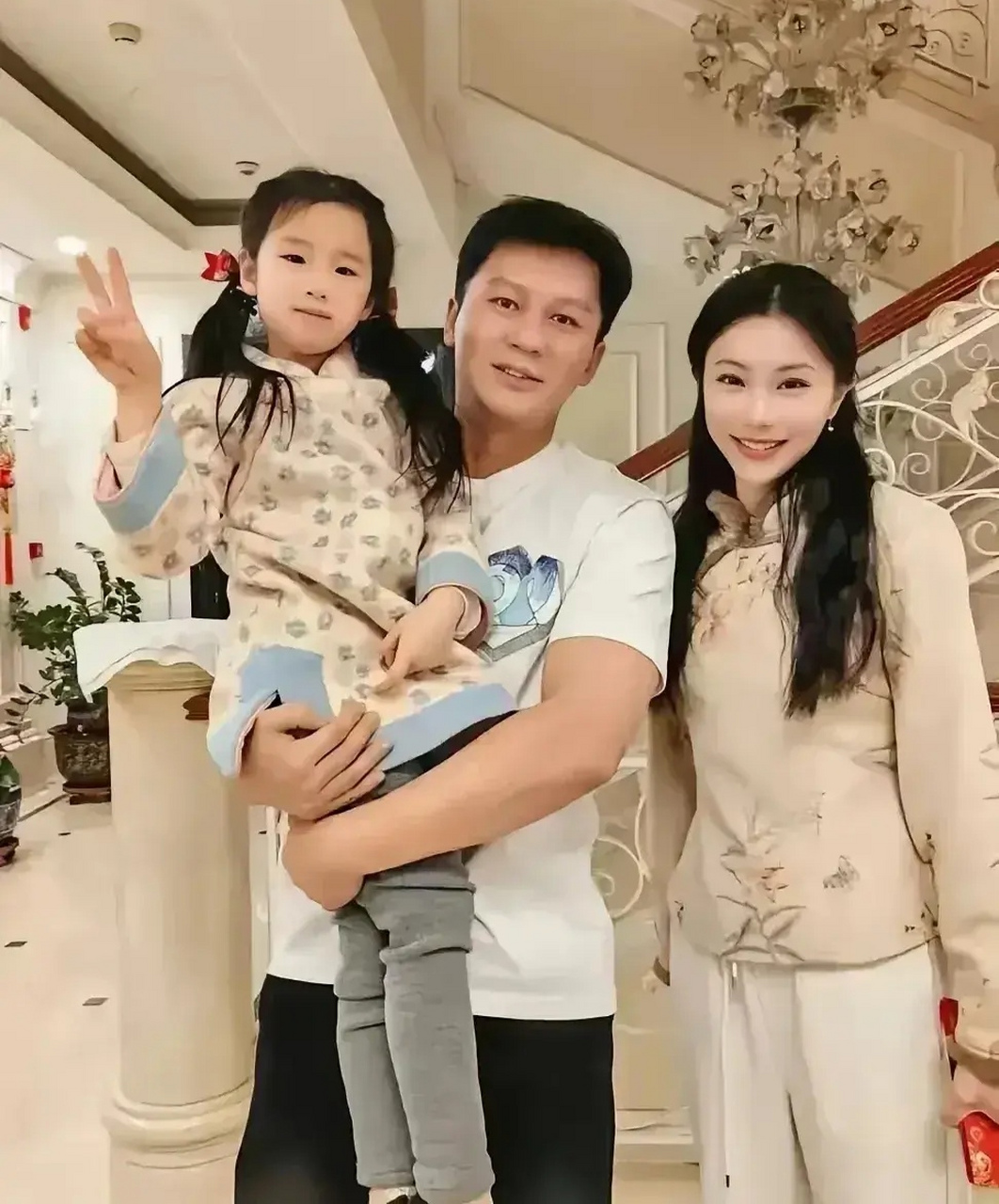 李晨一家三口惊艳现身,温馨幸福的画面瞬间引爆了舆论的热点.