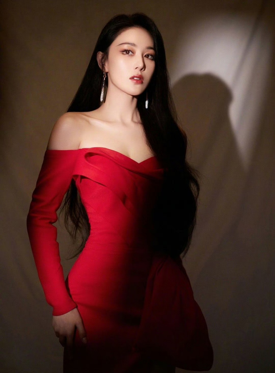 张馨予,红色抹胸露背裙,长发飘飘,优雅知性!