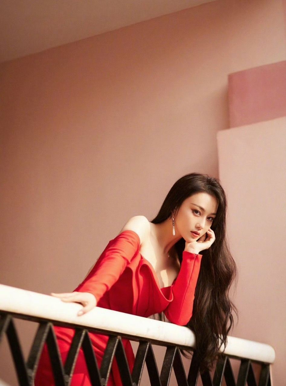 张馨予,红色抹胸露背裙,长发飘飘,优雅知性!