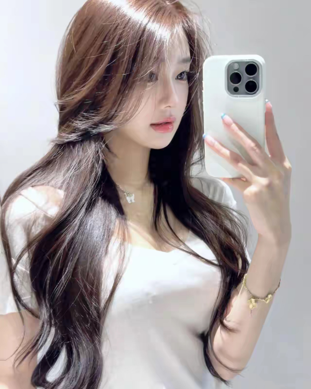 她那乌黑的长发如瀑布般流淌,闪烁着光泽,随风轻舞,散发出淡淡的清香.