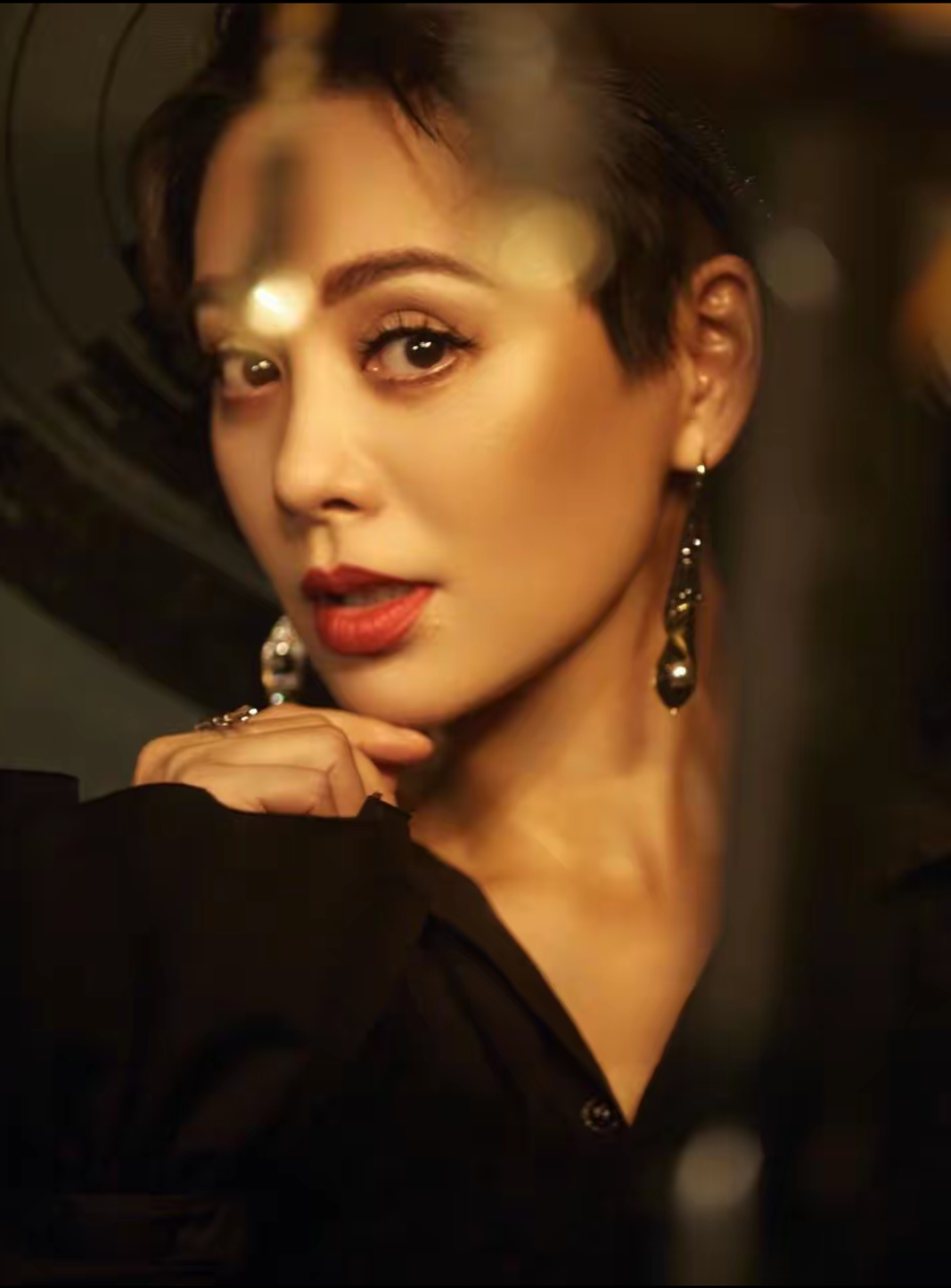 宁静说,拍新上海滩,和张国荣搭档,闲下来的时候,我们就躲一边抽烟,我