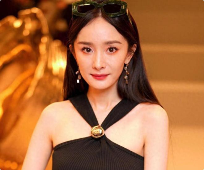 「娱乐圈新动态」杨幂,刘昊然携手亮相,共赴电影盛典