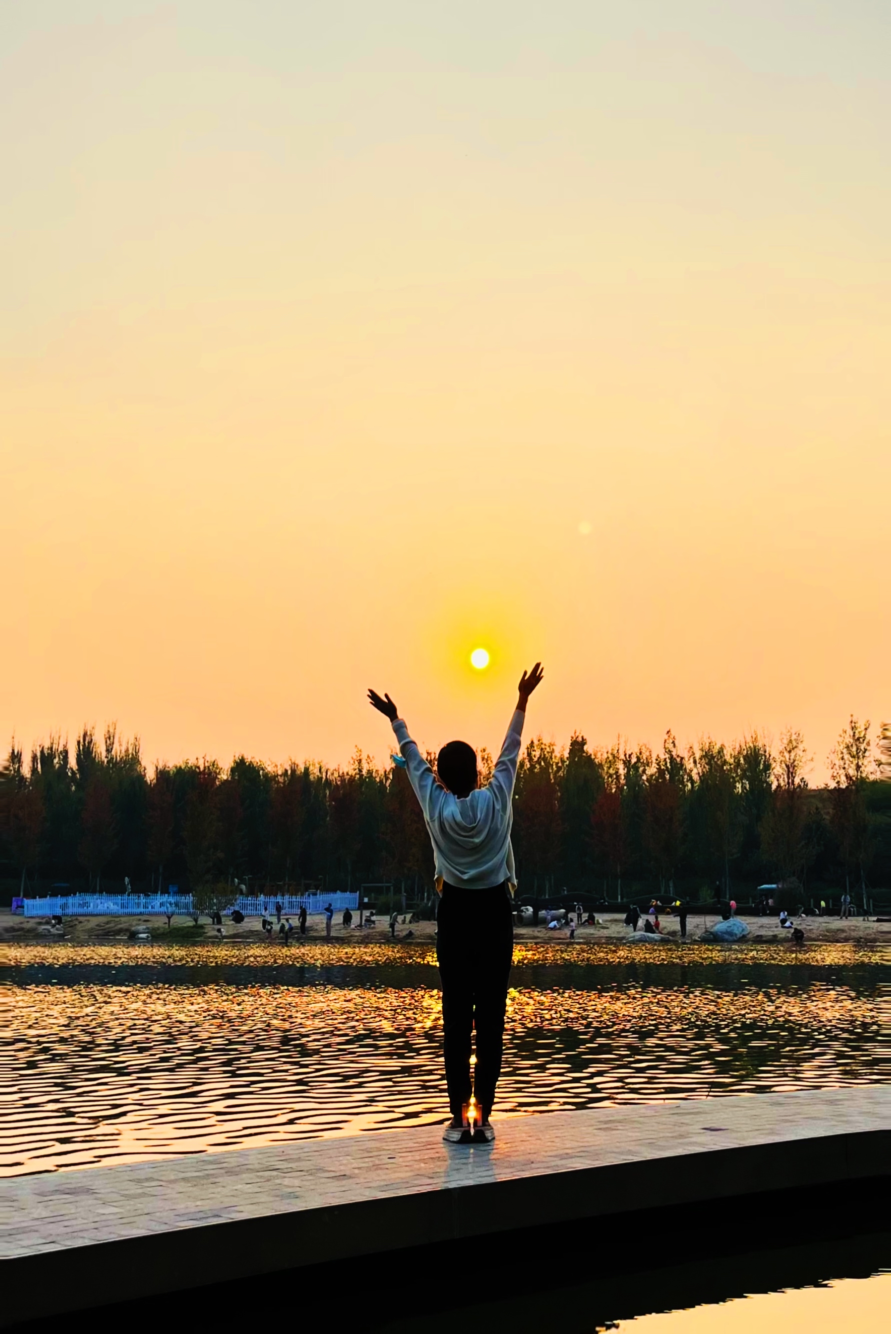 血,染红了天际,无尽的余晖,如诗如画,一抹红晕,温柔了岁月,惊艳了时光