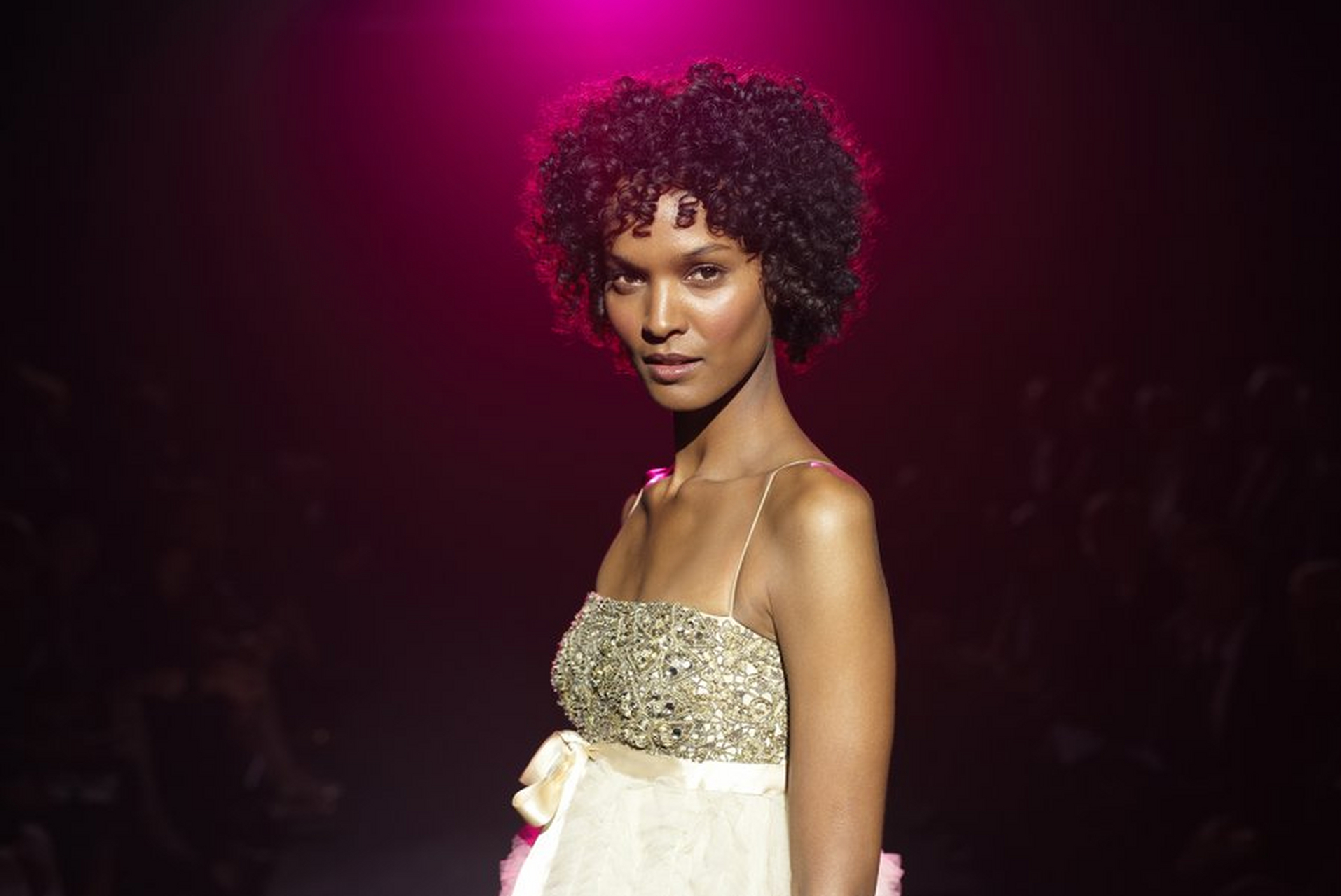 《沙漠之花》是改编自索马里模特华莉丝自传的励志影片,讲述她勇敢