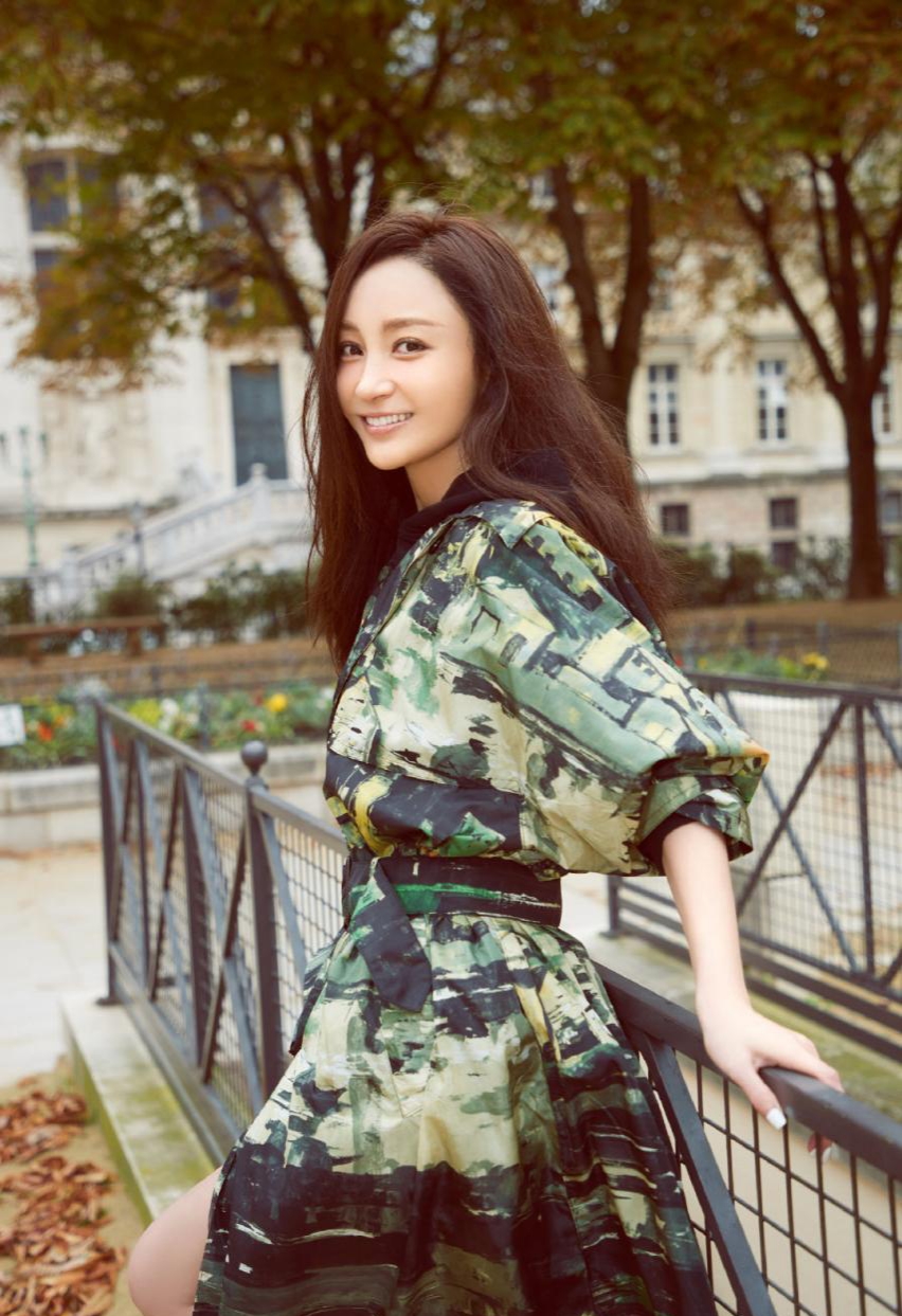 姚笛穿着迷彩裙,彰显出非凡的气质,虽然曾经有过感情纠纷的绯闻,我们