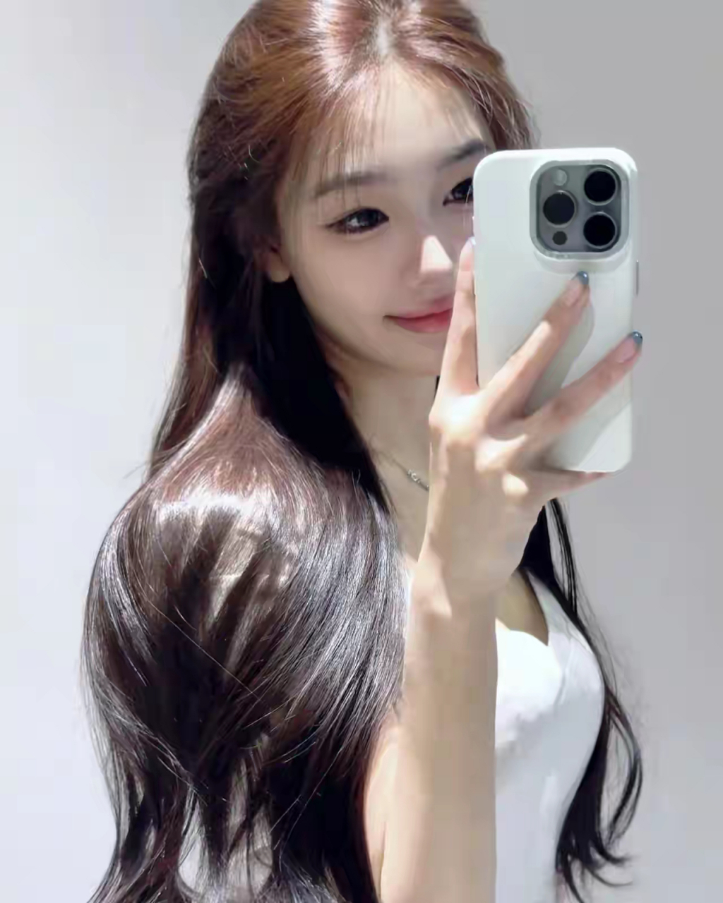 她那乌黑的长发如瀑布般流淌,闪烁着光泽,随风轻舞,散发出淡淡的清香.