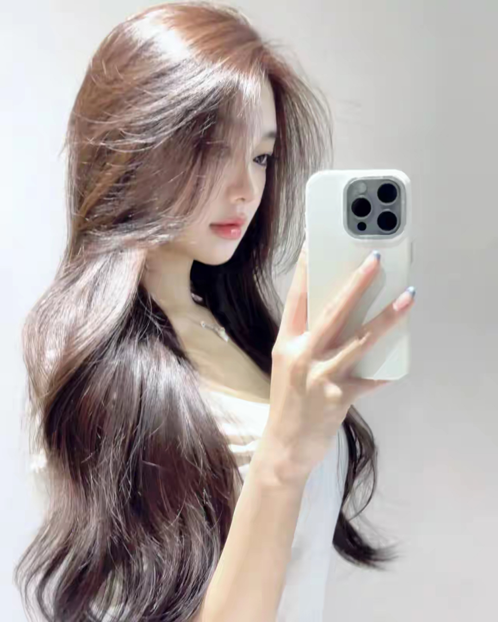 她那乌黑的长发如瀑布般流淌,闪烁着光泽,随风轻舞,散发出淡淡的清香.