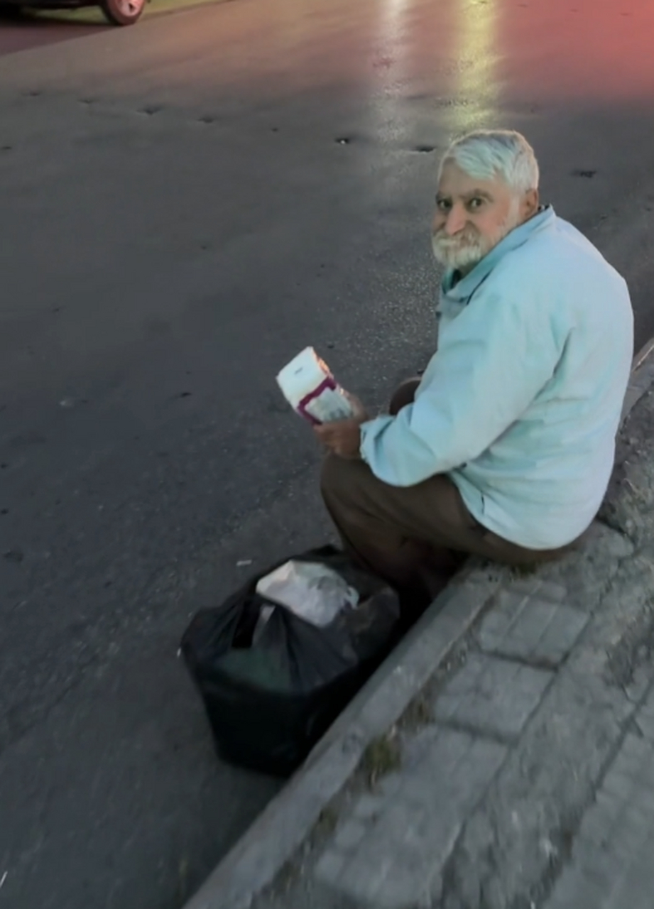 一位博主在叙利亚大马士革街头遇见一位满头白发的老人,拄着拐杖月趑