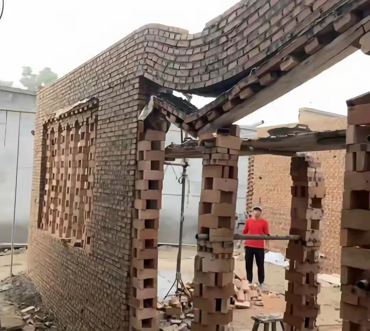 自建房的朋友请注意:该花的钱是不能省的,像门洞和窗洞,一定要做过梁