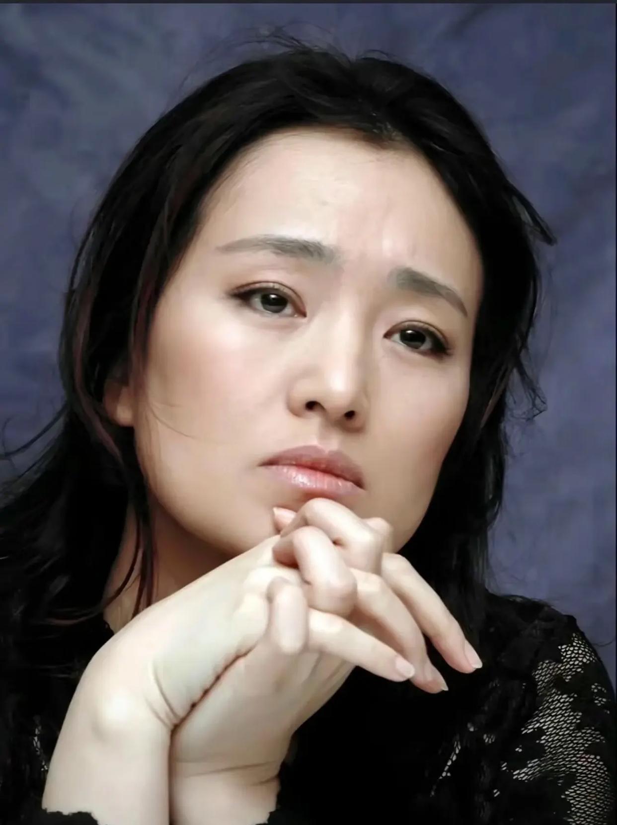 巩俐的美 不是一眼万年 是越看越美的那种 与生俱来的霸气 无人能比