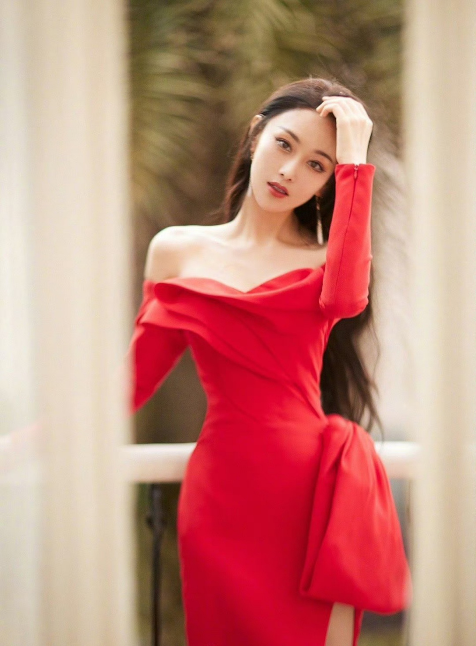 张馨予,红色抹胸露背裙,长发飘飘,优雅知性!