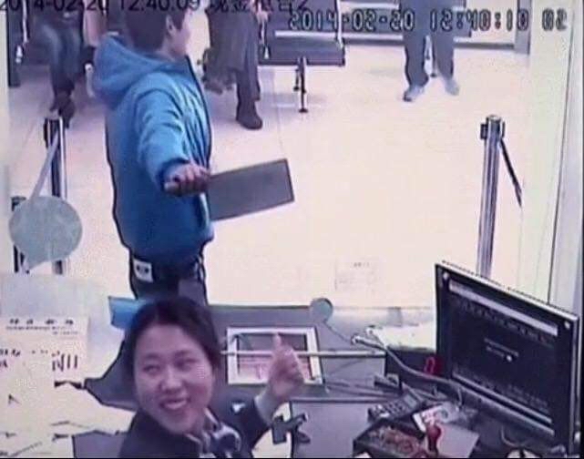2014年 一位银行柜员正在嘲笑一个拿着菜刀试图抢劫银行的匪徒