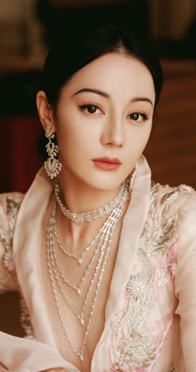 迪丽热巴壁纸,丸子头搭配旗袍,漫画少女降临,可爱指数爆表,是心动的