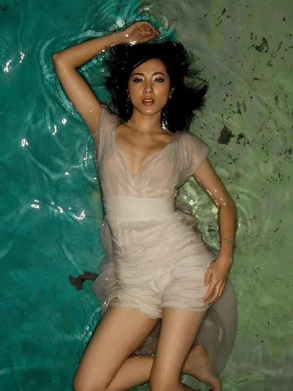 以下为早期曾黎的杂志封面写真,拍摄于2007年1月刊的《风度》杂志