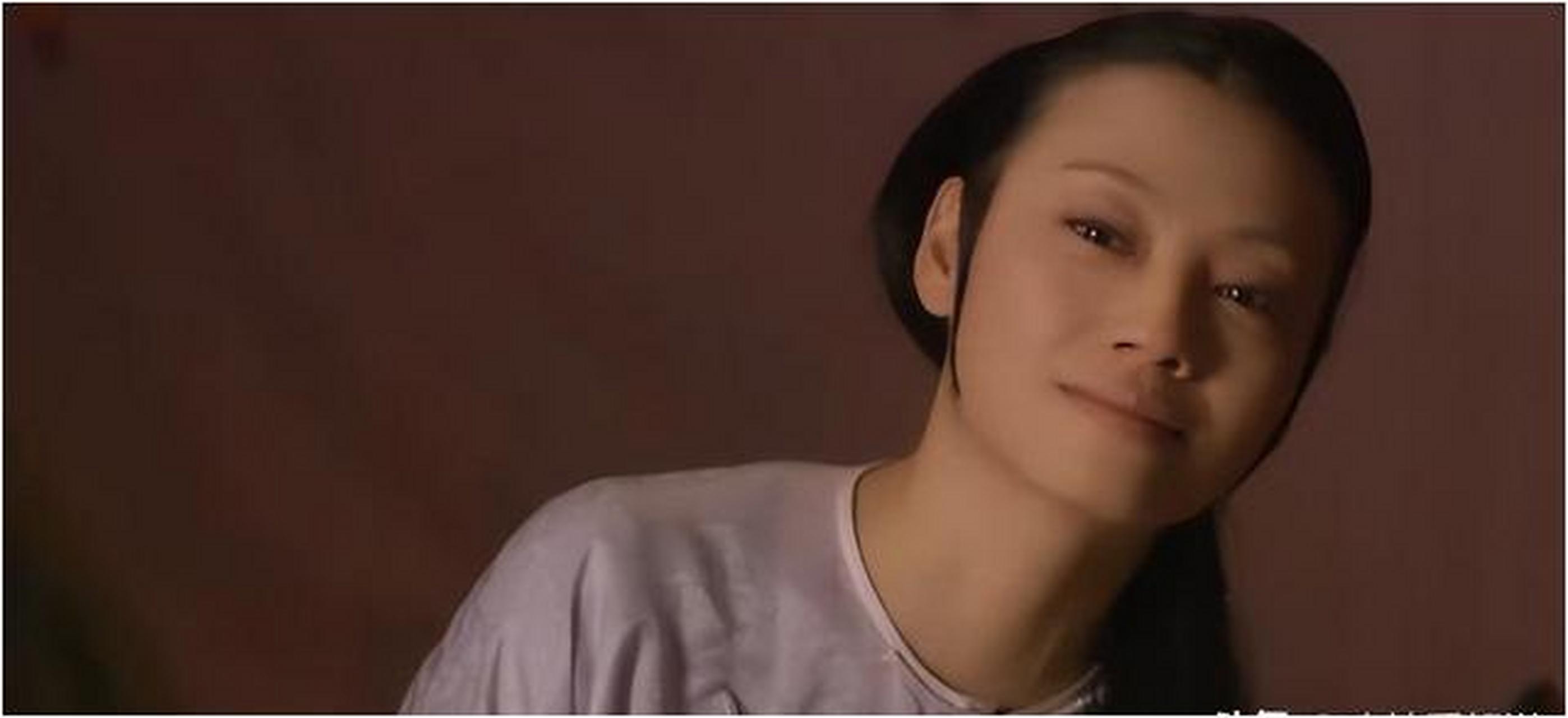 《甄嬛传》中端妃表面病态,实则心机深沉,曾助皇帝对付华妃,后利用