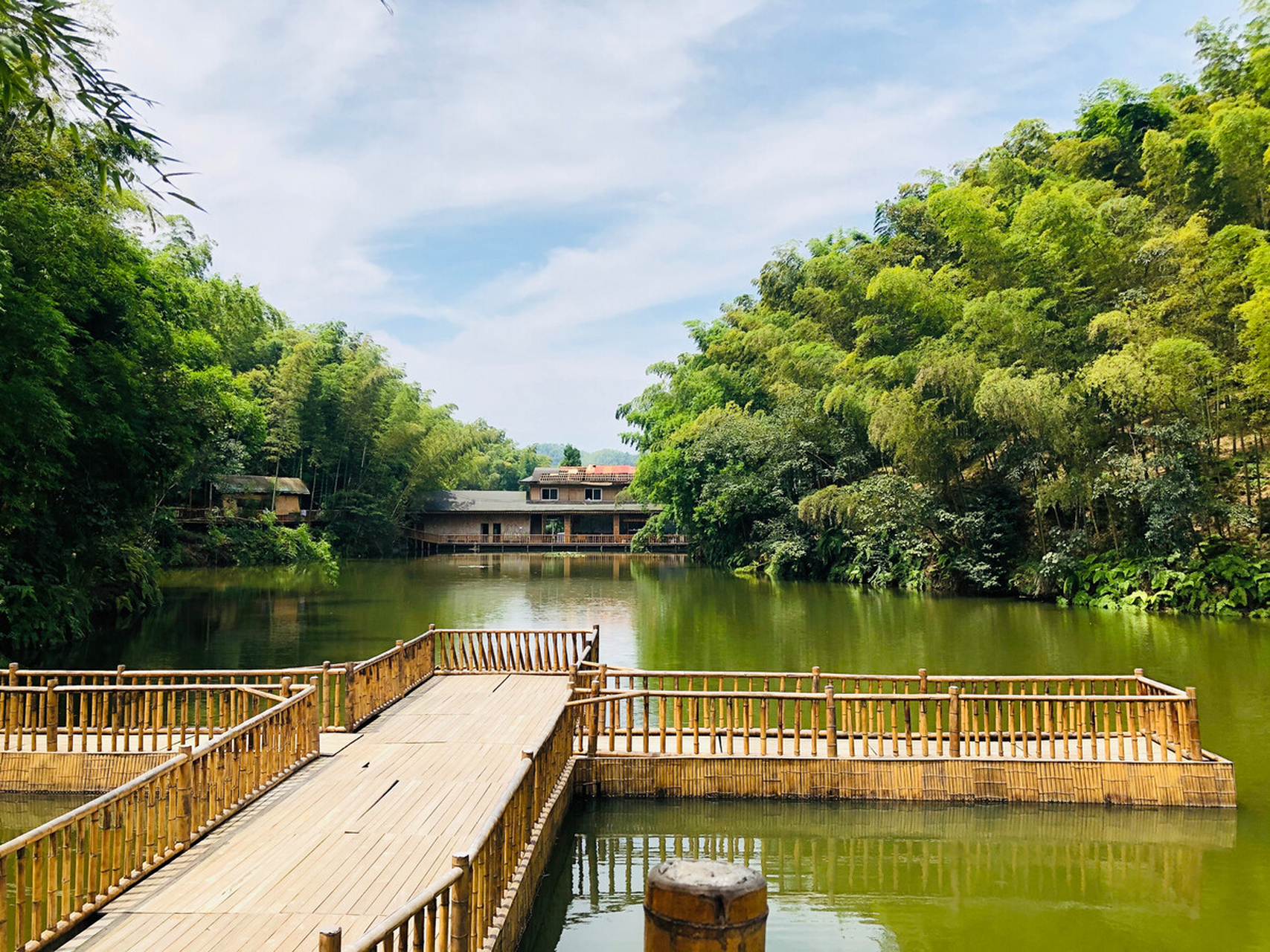 蜀南竹海:核心区域内7万余亩翠竹覆盖了27条峻岭,500多座峰峦,是名