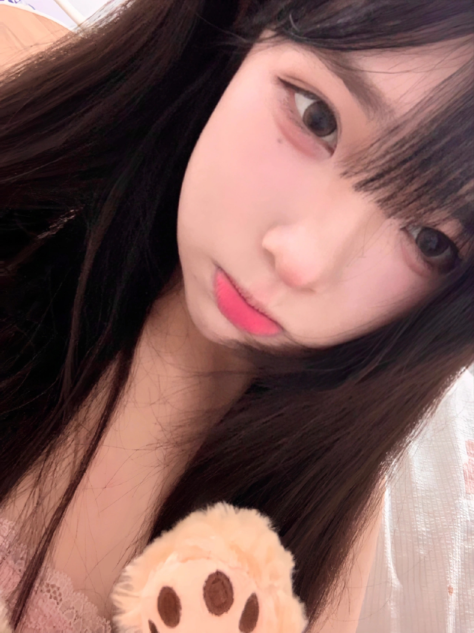 美女小姐姐在宿舍自拍照