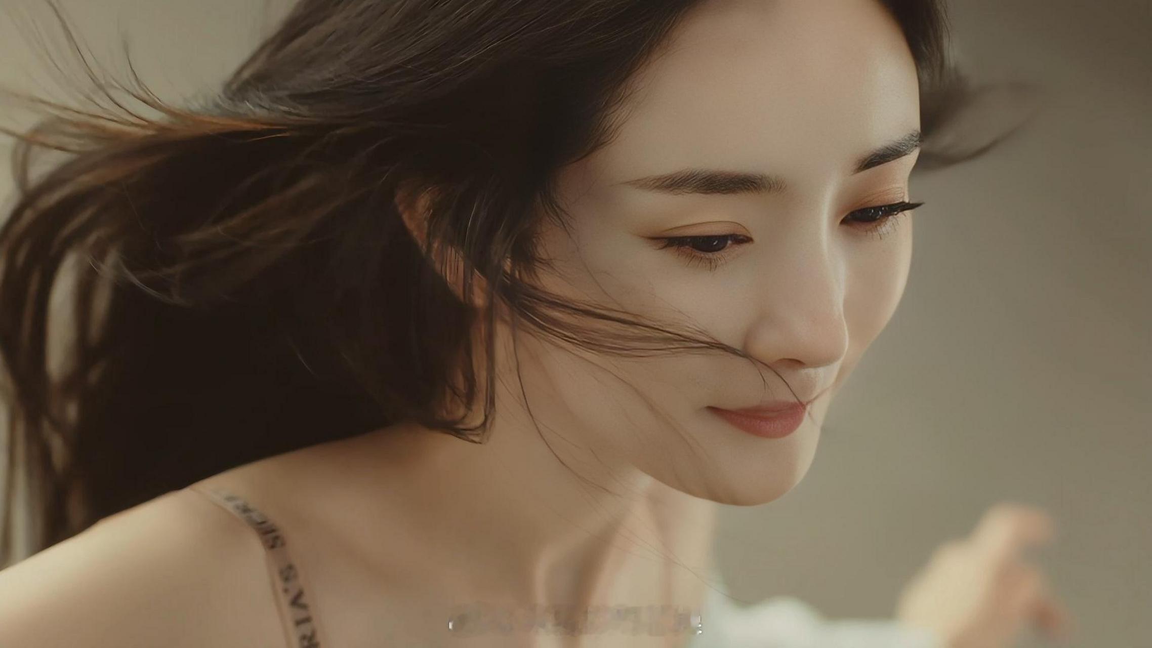 杨幂在2023年维密秋季广告中的妆造,让人眼前一亮,尽显其魅力与气质