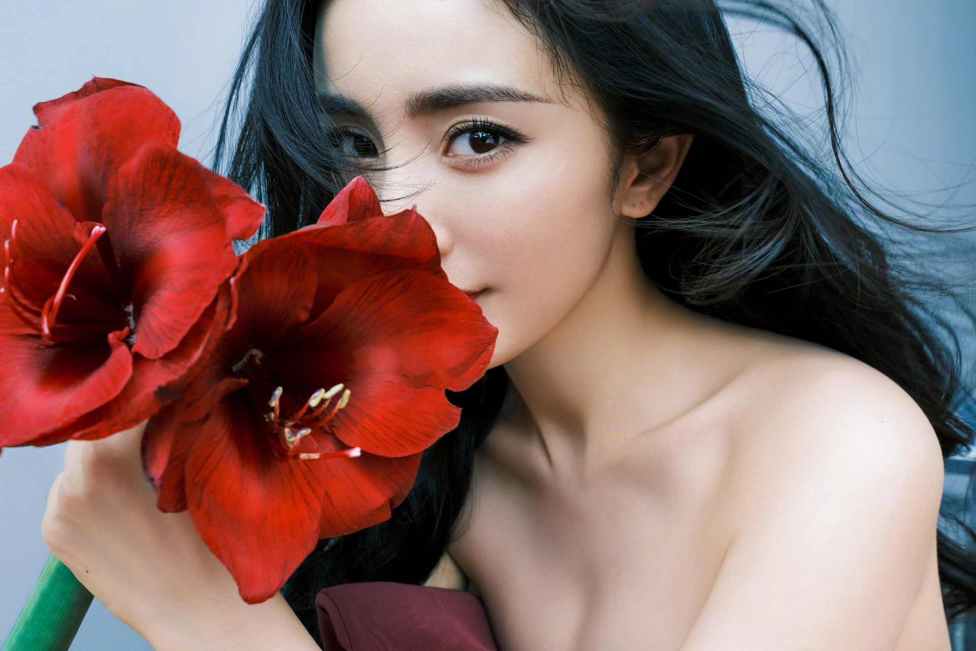 杨幂是国内知名女演员,粉丝众多.