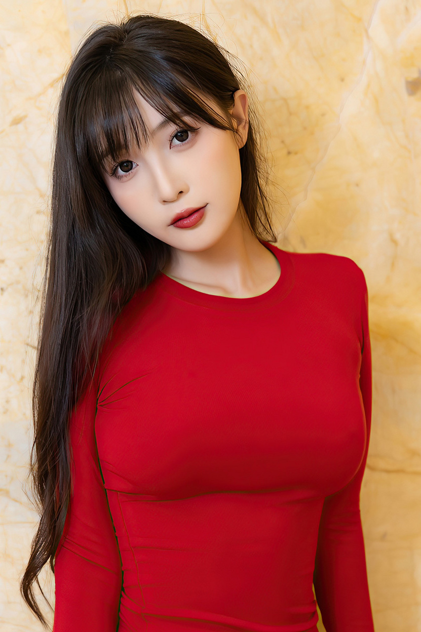 美女穿上一件红色的衣服时,整个人的气质和精神都变得更加出色了.