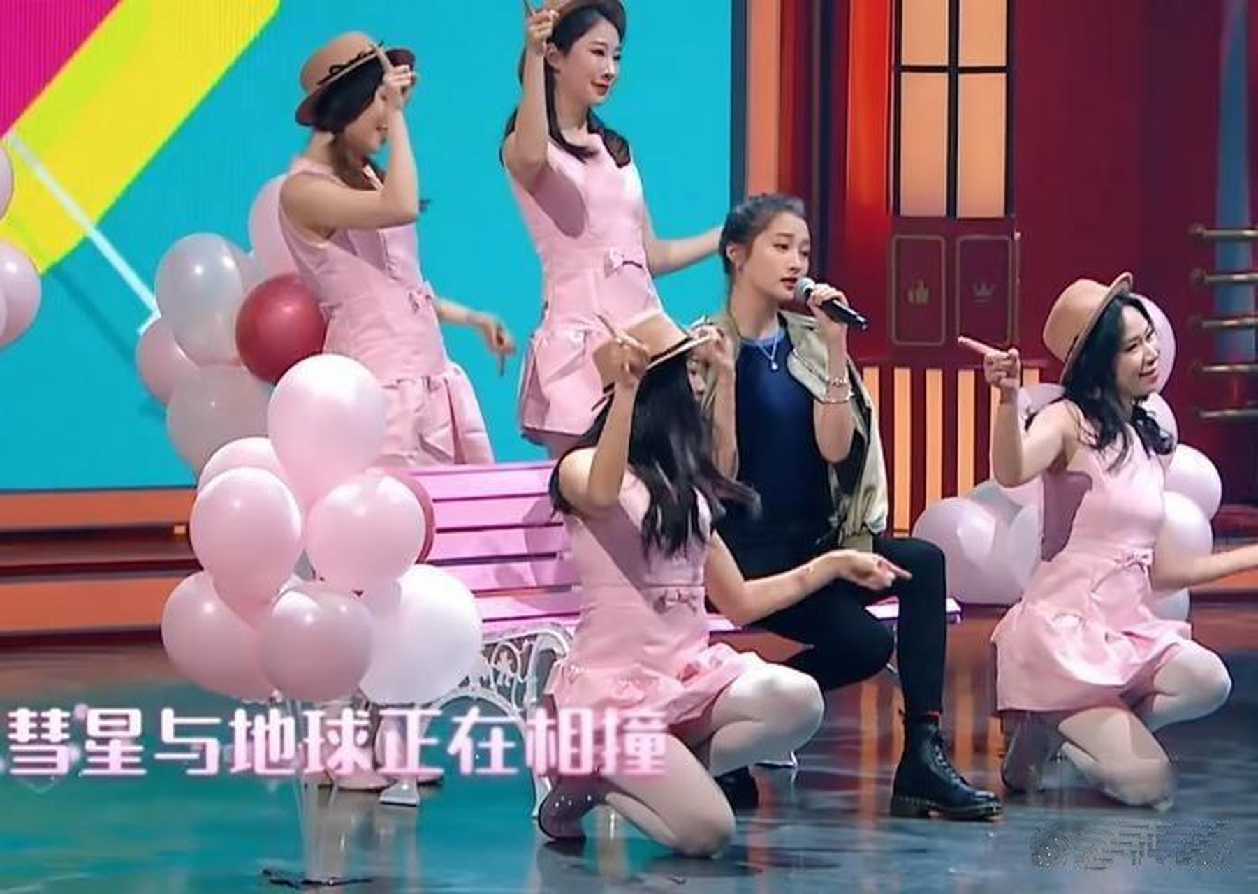 关晓彤站起身跳舞