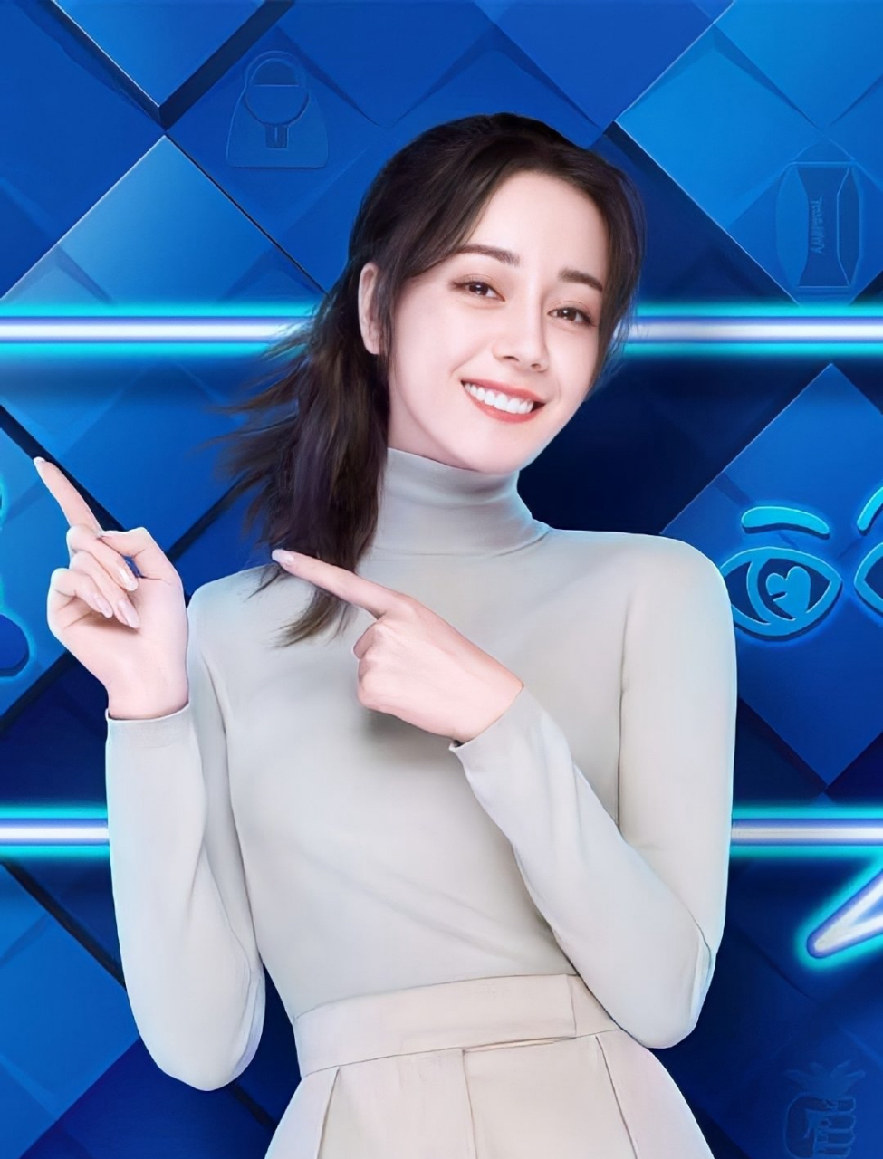 迪丽热巴壁纸,丸子头搭配旗袍,漫画少女降临,可爱指数爆表,是心动的