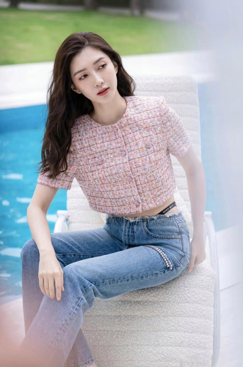 江疏影牛仔裤高跟凉鞋