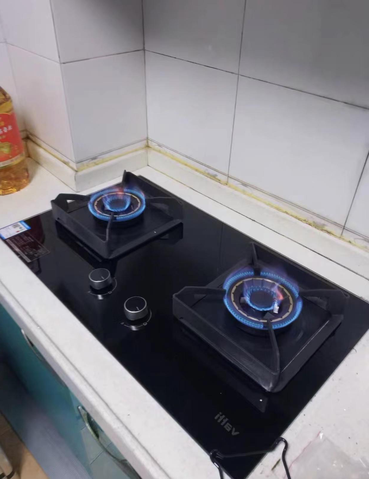 有网友疑惑的问:"燃气灶左边为什么不能炒菜,是因为左边的炉灶火力弱