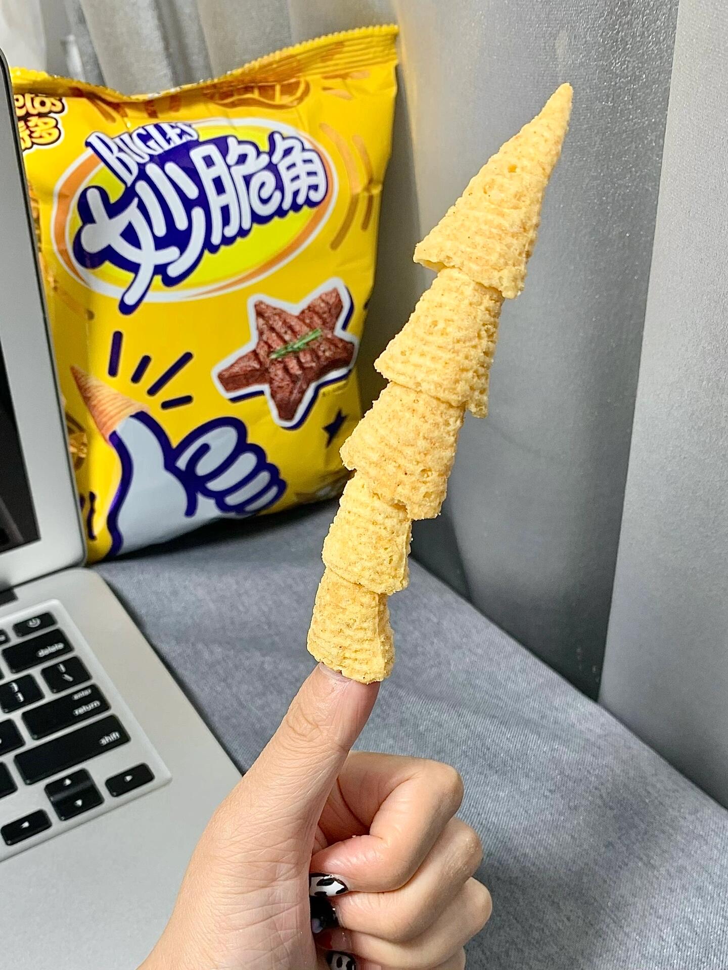 床上吃零食手拿着零食的图片推荐一下好吃的真实零食图片大全吃妙脆角