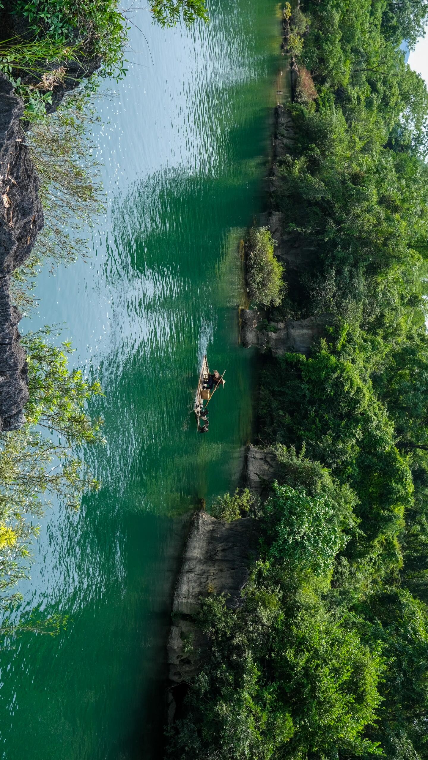 峒那屿湾(图1-2)展现的是广西宁静的山水风情,那里的山与水相映成趣