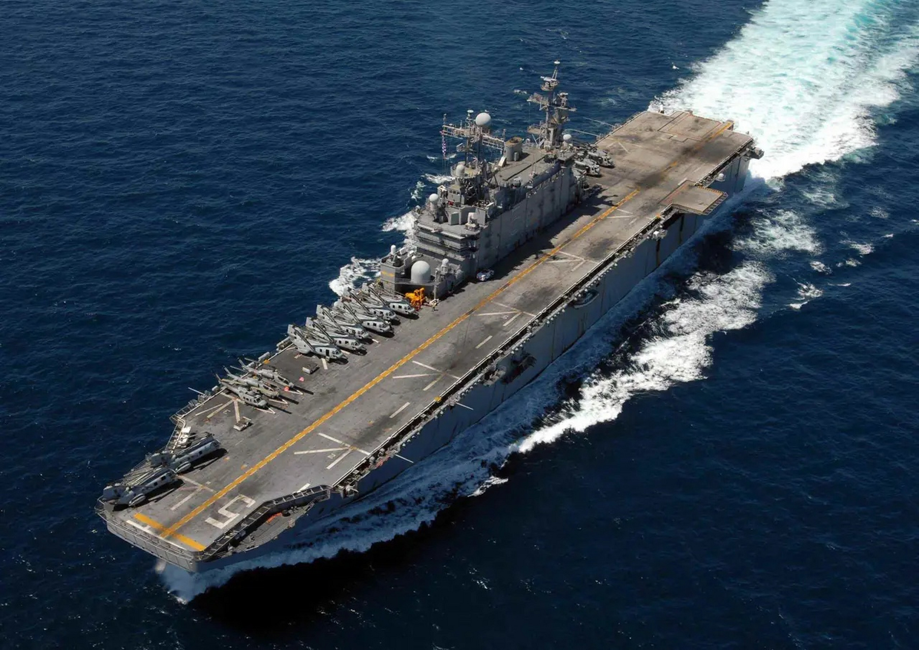 舰船欣赏:美国海军 lha-1"塔拉瓦号"两栖攻击舰,该舰满载排水量39967