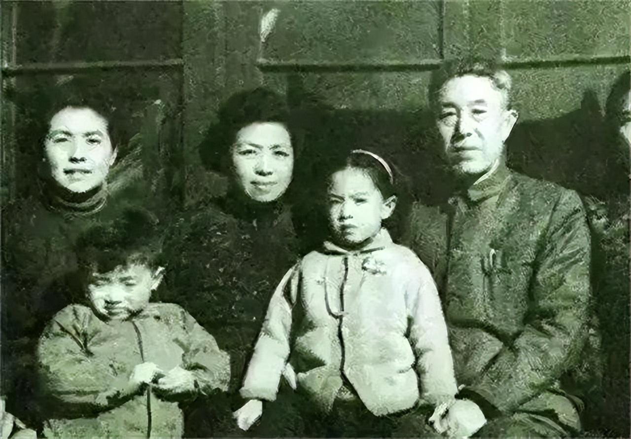 女子嫌弃正部级丈夫工资低,改嫁上海富商,为何多年之后求复婚?