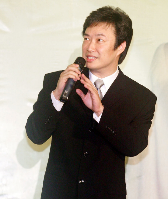 回顾至今未婚的8位大龄男主持人,多人情史简单,各有难言的苦衷