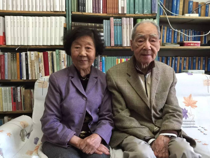 2021年,翻译界泰斗许渊冲在北京仙逝,董卿曾跪地对其采访