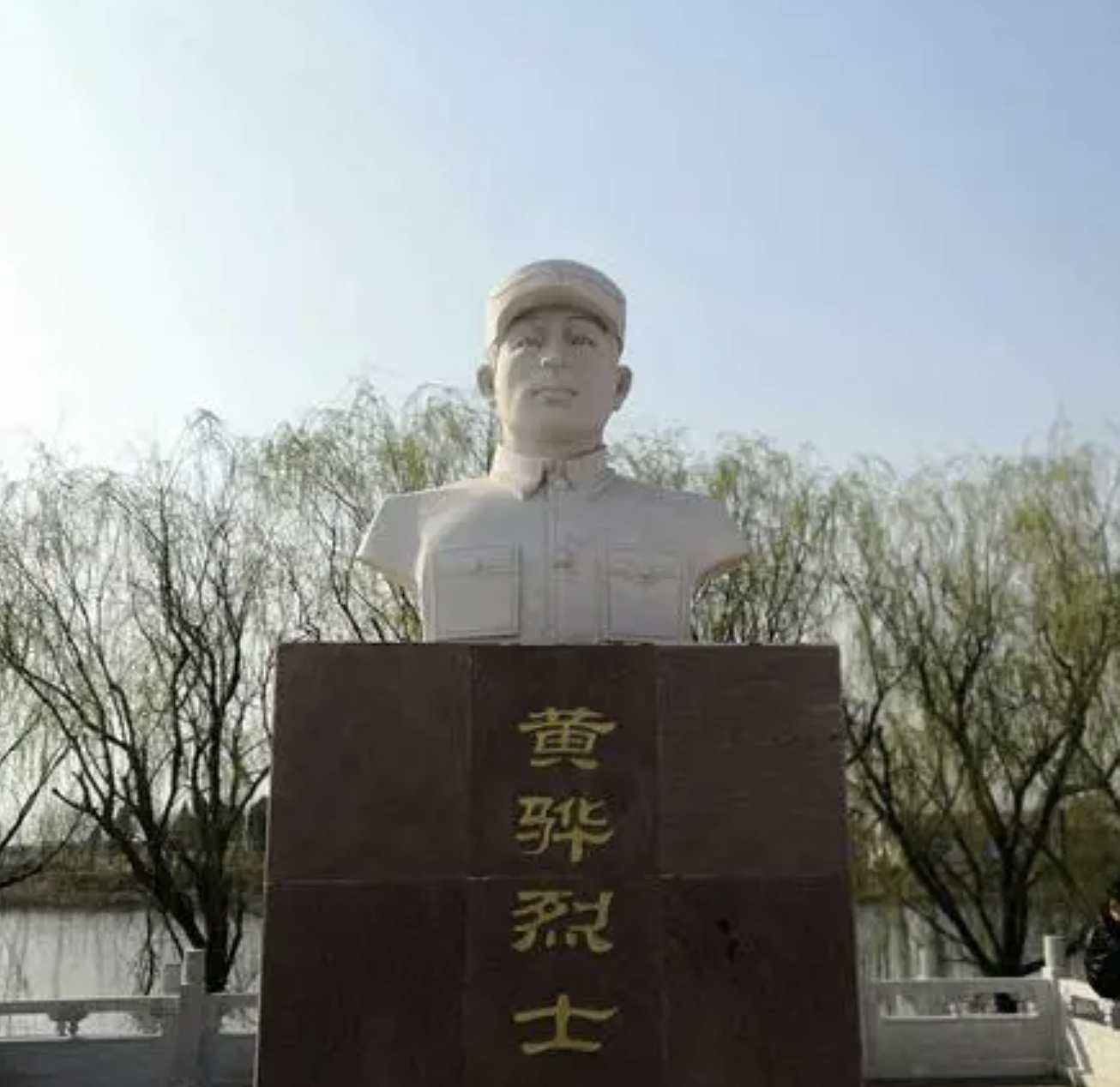八路军军区副司令黄骅遇害后,妻儿离奇"消失",2007年才被找到
