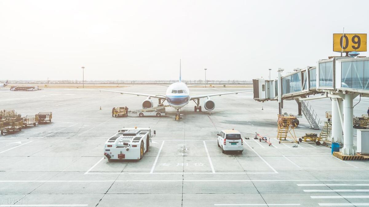 这趟昆明到重庆的航班,飞行了一个半小时,在9点30分左右,飞机成功抵达