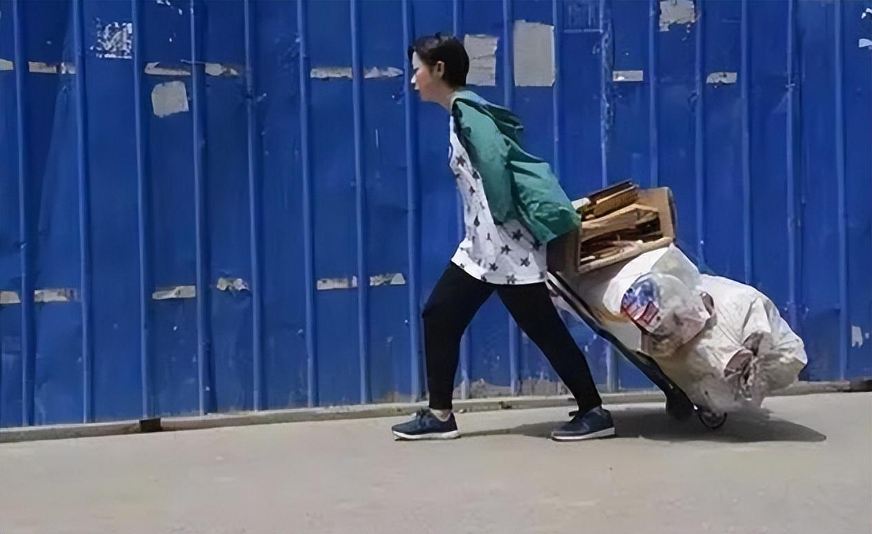 回顾山西老太捡回独臂女婴,靠捡破烂抚养多年,女孩考上硕士报恩