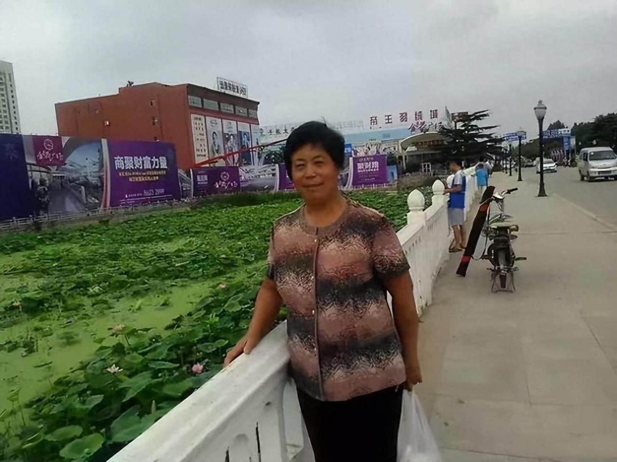 晚上老公给我搓背的时候,他居然摸着我的肚子说,还是你肚子光滑