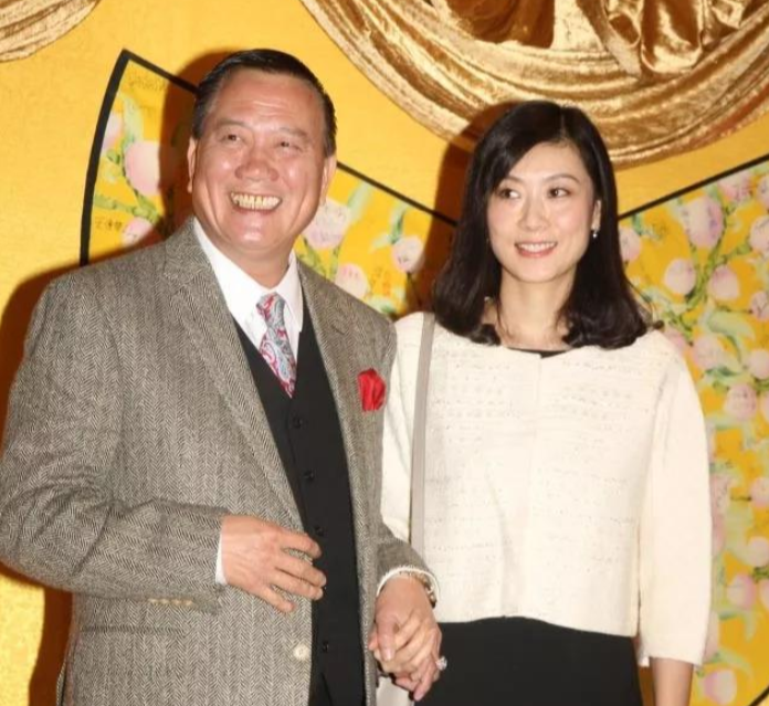 万梓良近几年的作品很少,网络短视频和直播未火之前,万梓良靠着以往的