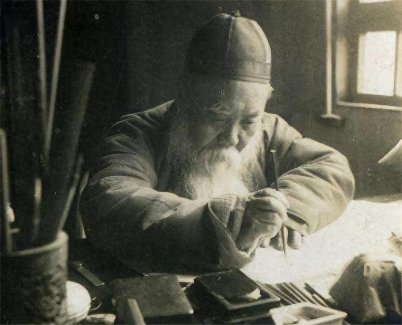 马一浮留着长长的胡子,年轻时期的他是个翩翩少年,为何突然之间蓄起了