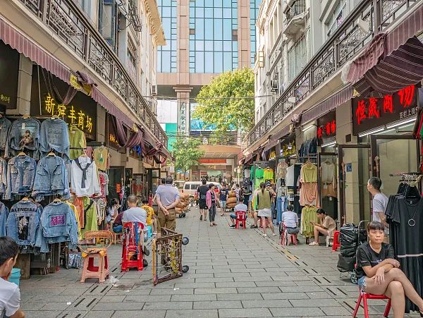 年轻人开始逛批发市场 月薪两万不敢在商场买衣服