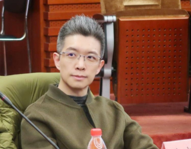 回顾至今未婚的8位大龄男主持人,多人情史简单,各有难言的苦衷