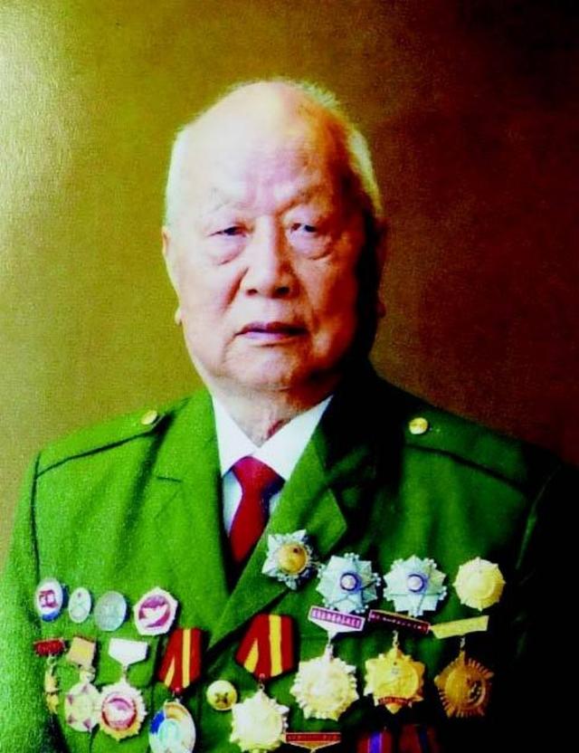 1950年,一名志愿军战士被3000美军堵在洞中,最后却奇迹般生还