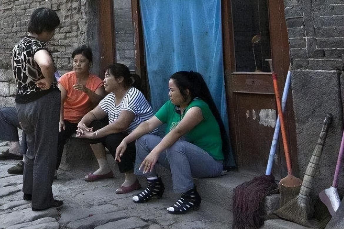 辍学后就外出打工,一直都贴补家用,农村人结婚都很早,很多都是18岁就