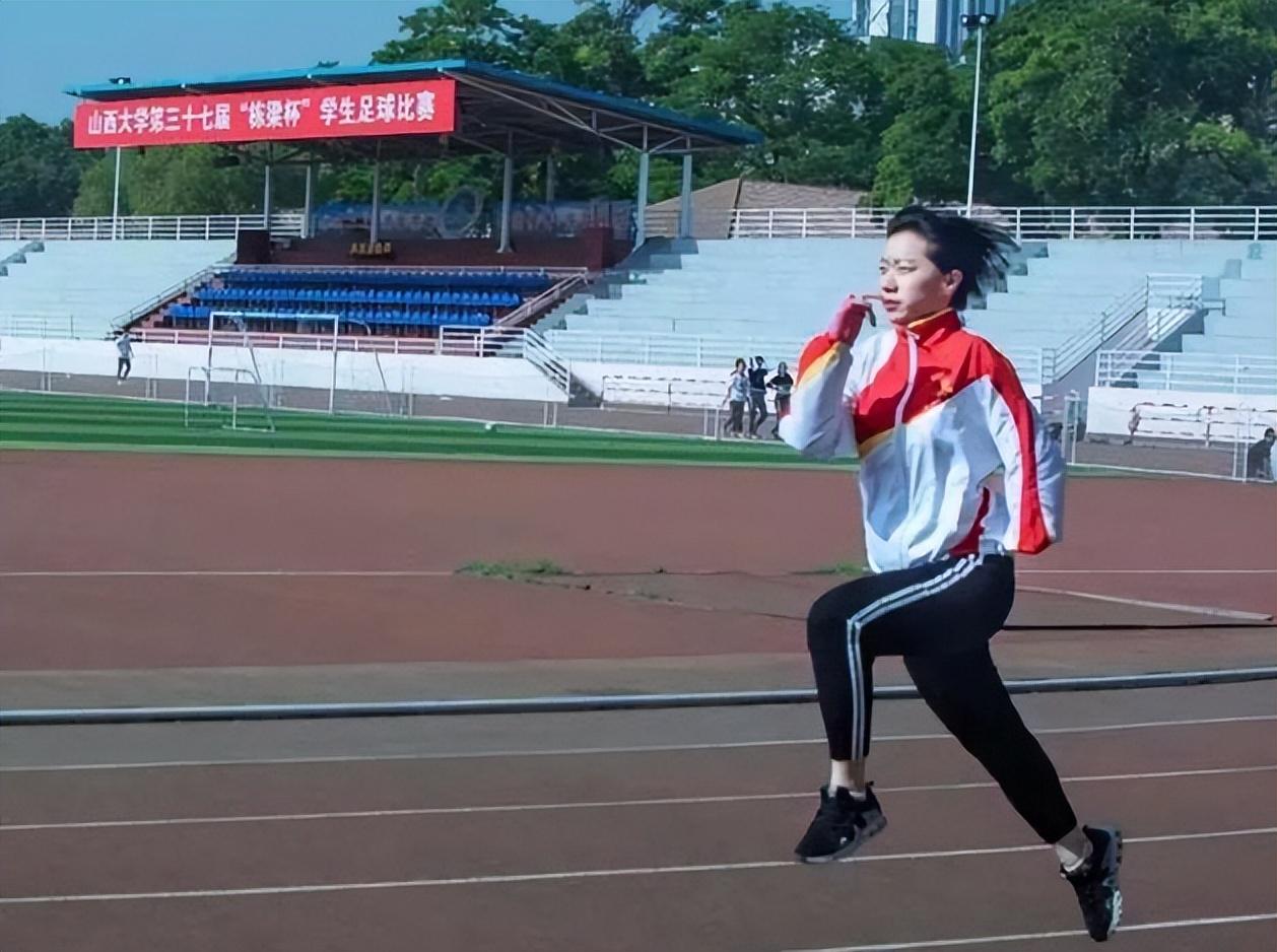 回顾山西老太捡回独臂女婴,靠捡破烂抚养多年,女孩考上硕士报恩