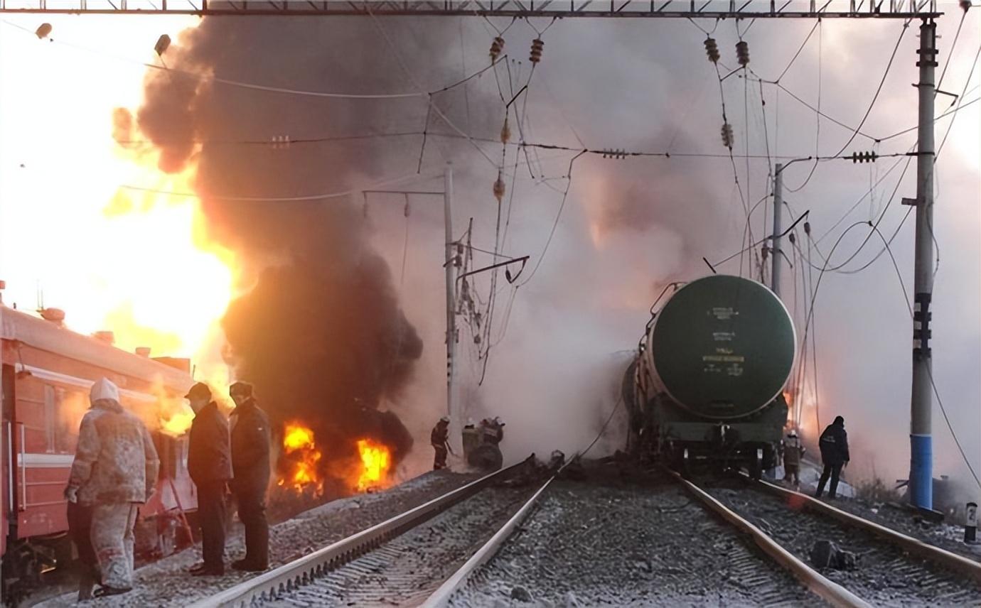 2003年新疆油罐列车失控,连环爆炸后损失千吨柴油,24节车厢报废