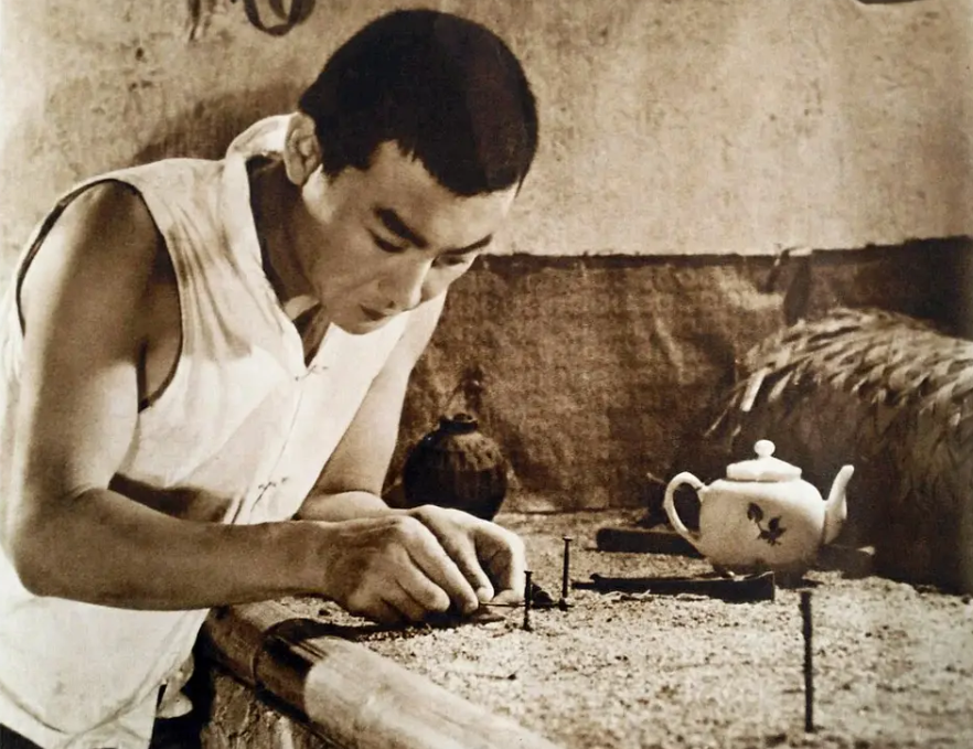 骑着二八大杠轮胎被炸上天的鬼子,趴在地上专业偷地雷的渡边