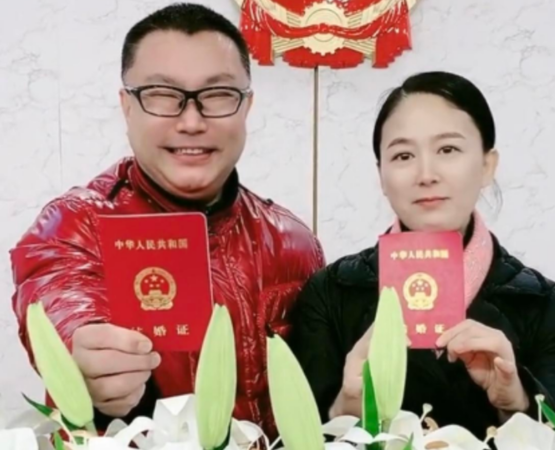 回顾54岁尹相杰携小17岁娇妻,路边摊卖唱讨生活,走到这一步怪谁