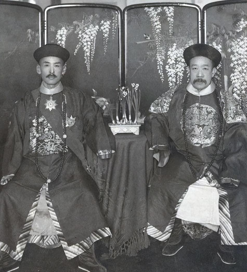 而在这历史的大舞台上,有一个被命运捉弄的角色——爱新觉罗.宪东.