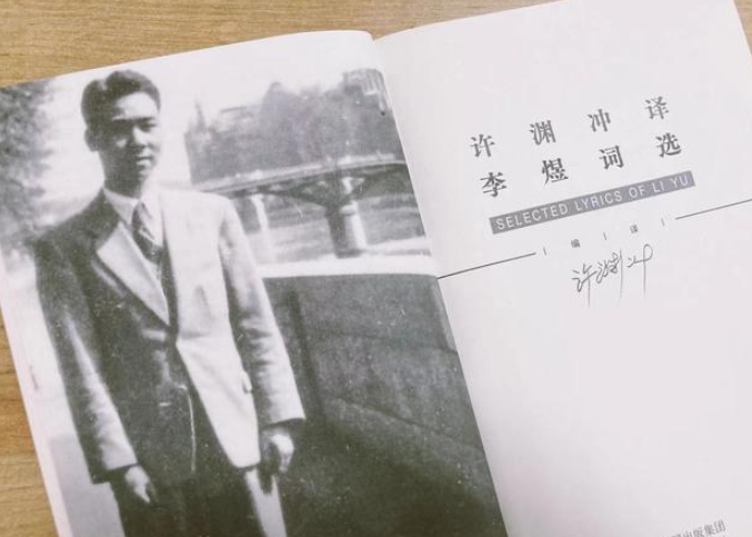 2021年,翻译界泰斗许渊冲在北京仙逝,董卿曾跪地对其采访